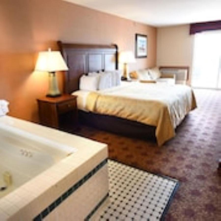 King Room with Spa Bath and Lake View at Hamilton Inn Select Beachfront Mackinaw City