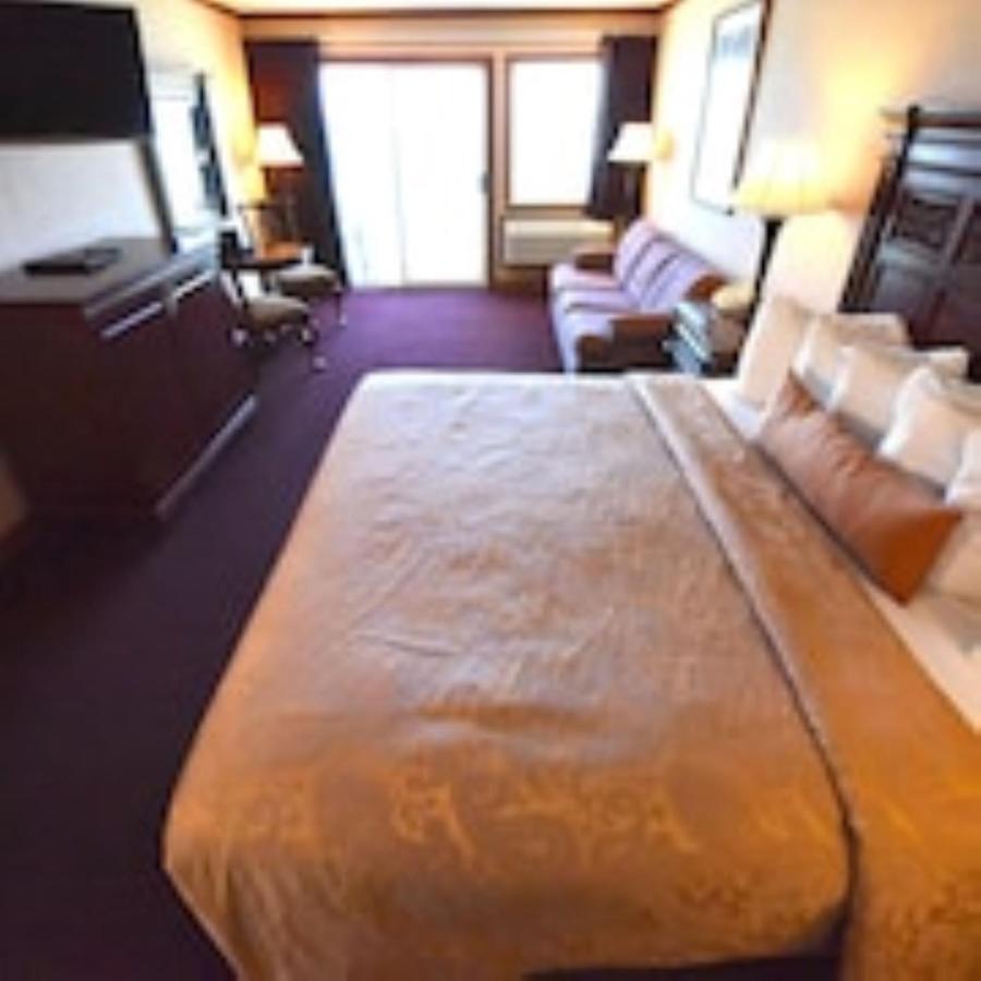King Room with Spa Bath at Hamilton Inn Select Beachfront Mackinaw City