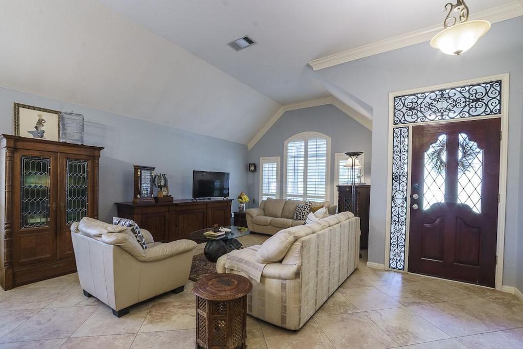  | Beautiful Open Floorplan Home with Pool near Lake Austin and Lake Travis
