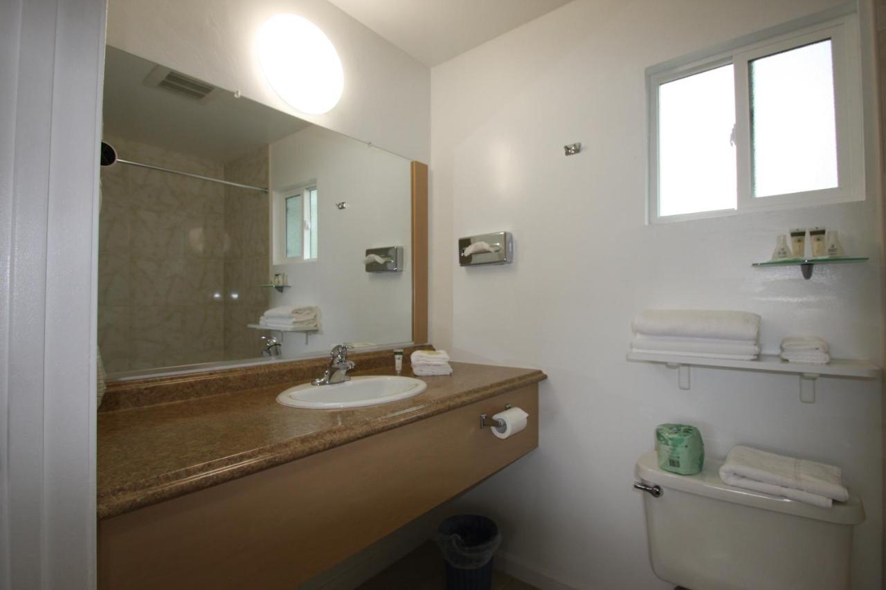 | Redwood Inn