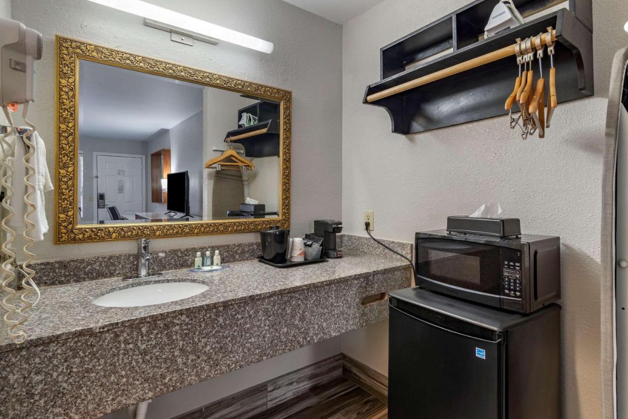 King Room - Accessible/Non Smoking at Quality Inn Covington