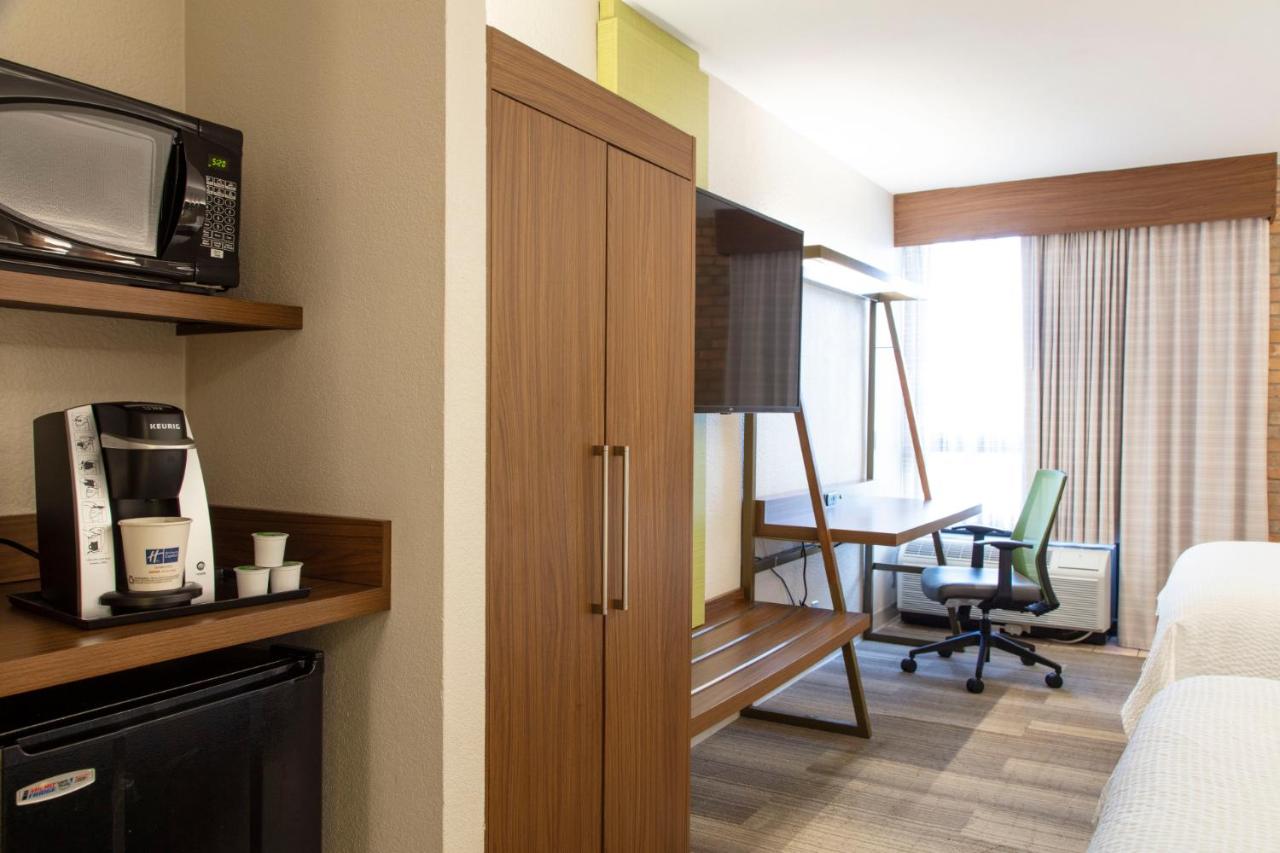 Queen Room with Hearing Accessible Roll In Shower - Non-Smoking at Holiday Inn Express San Antonio-Airport by IHG