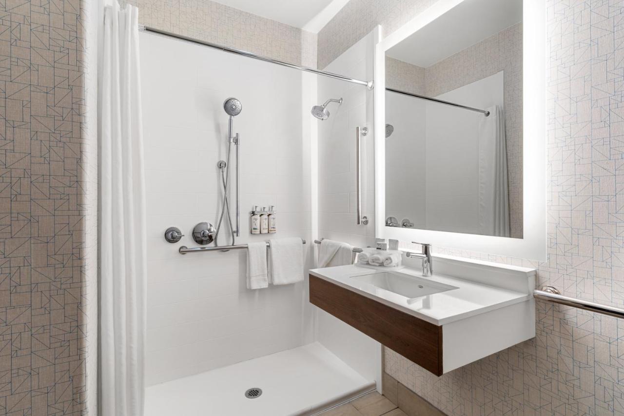 | Holiday Inn Express Vancouver North, an IHG Hotel