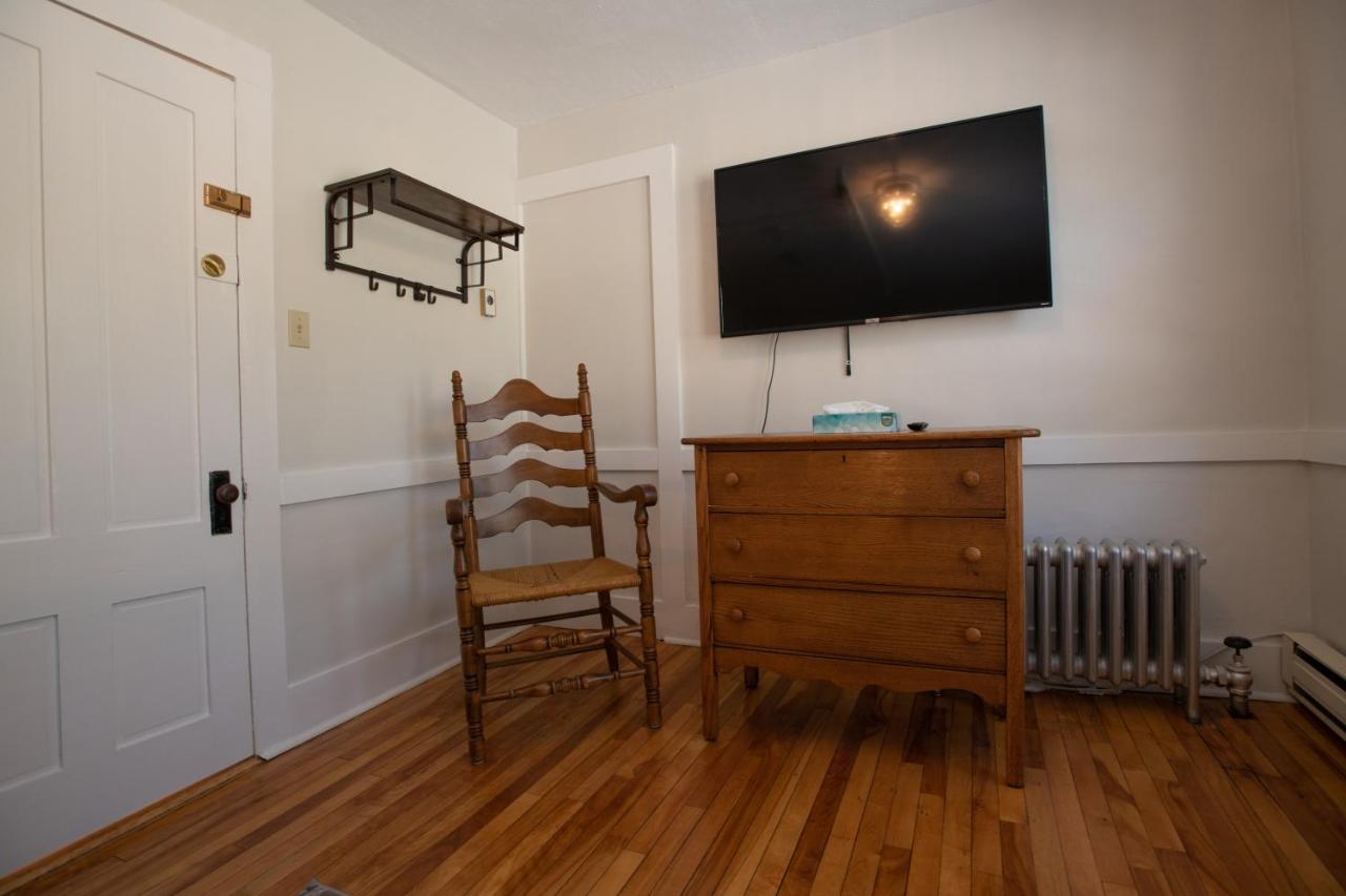 Twin Room with Private External Bathroom at Cranmore Mountain Lodge Bed & Breakfast