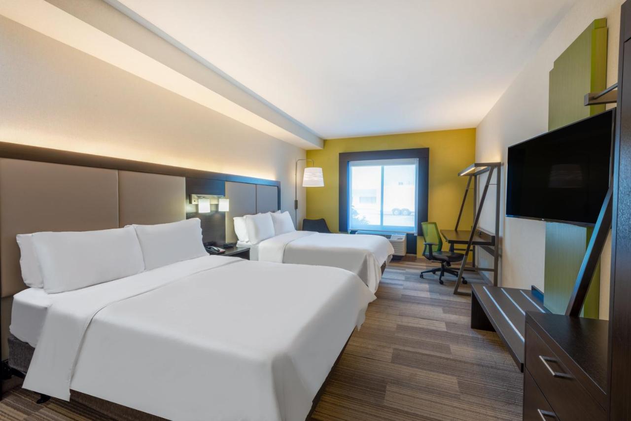 Queen Suite with Sofa Bed at Holiday Inn Express Hotel & Suites in North East (Erie) by IHG