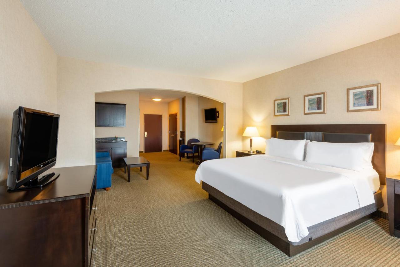 King Suite with Sofa Bed at Holiday Inn Express Hotel & Suites in North East (Erie) by IHG
