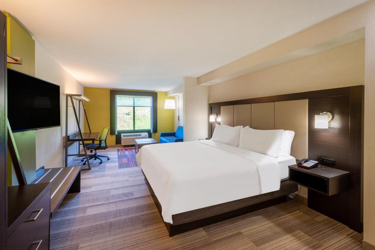 Executive Double Suite - Non-Smoking at Holiday Inn Express Hotel & Suites in North East (Erie) by IHG
