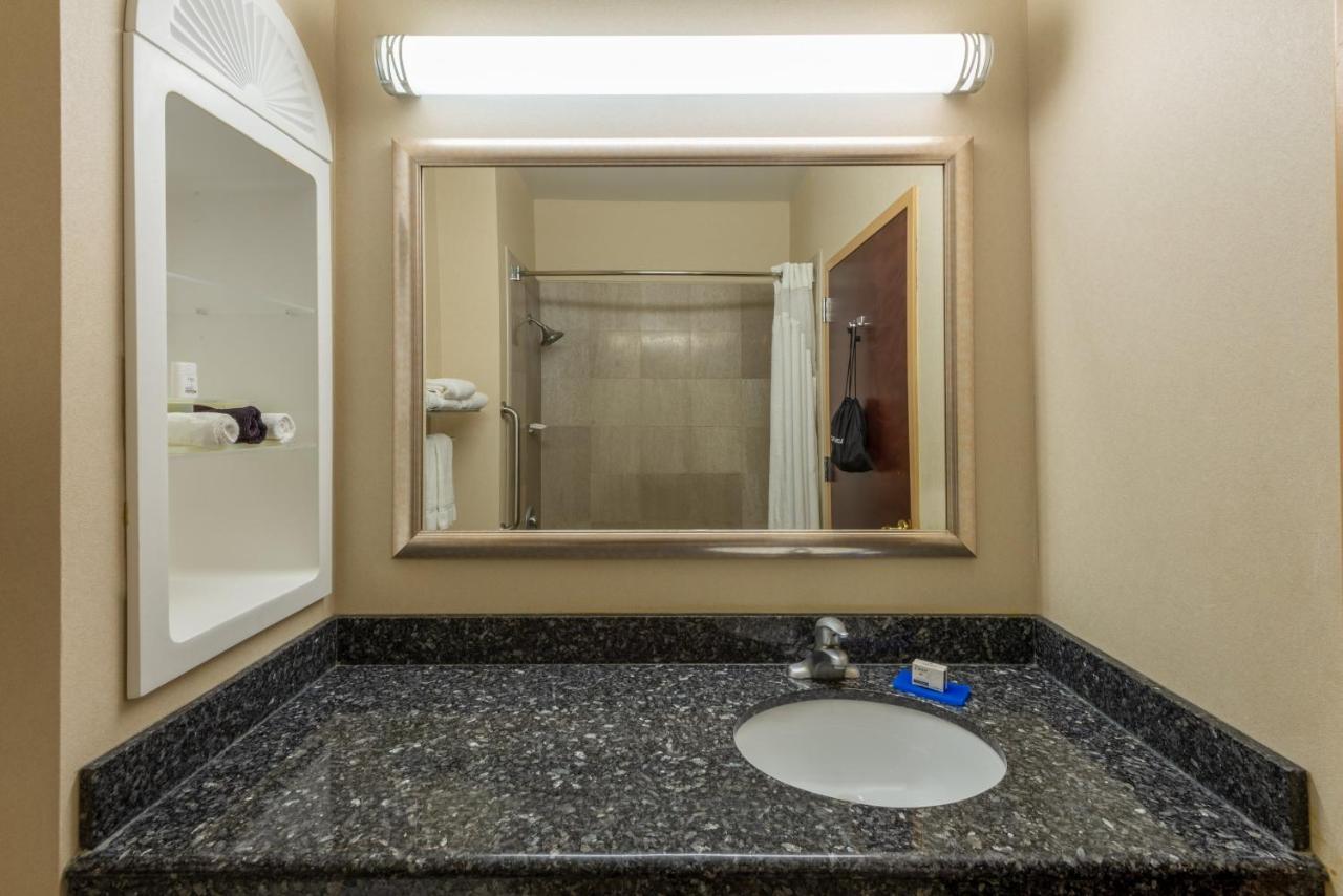 King Room at Holiday Inn Express Hotel & Suites in North East (Erie) by IHG