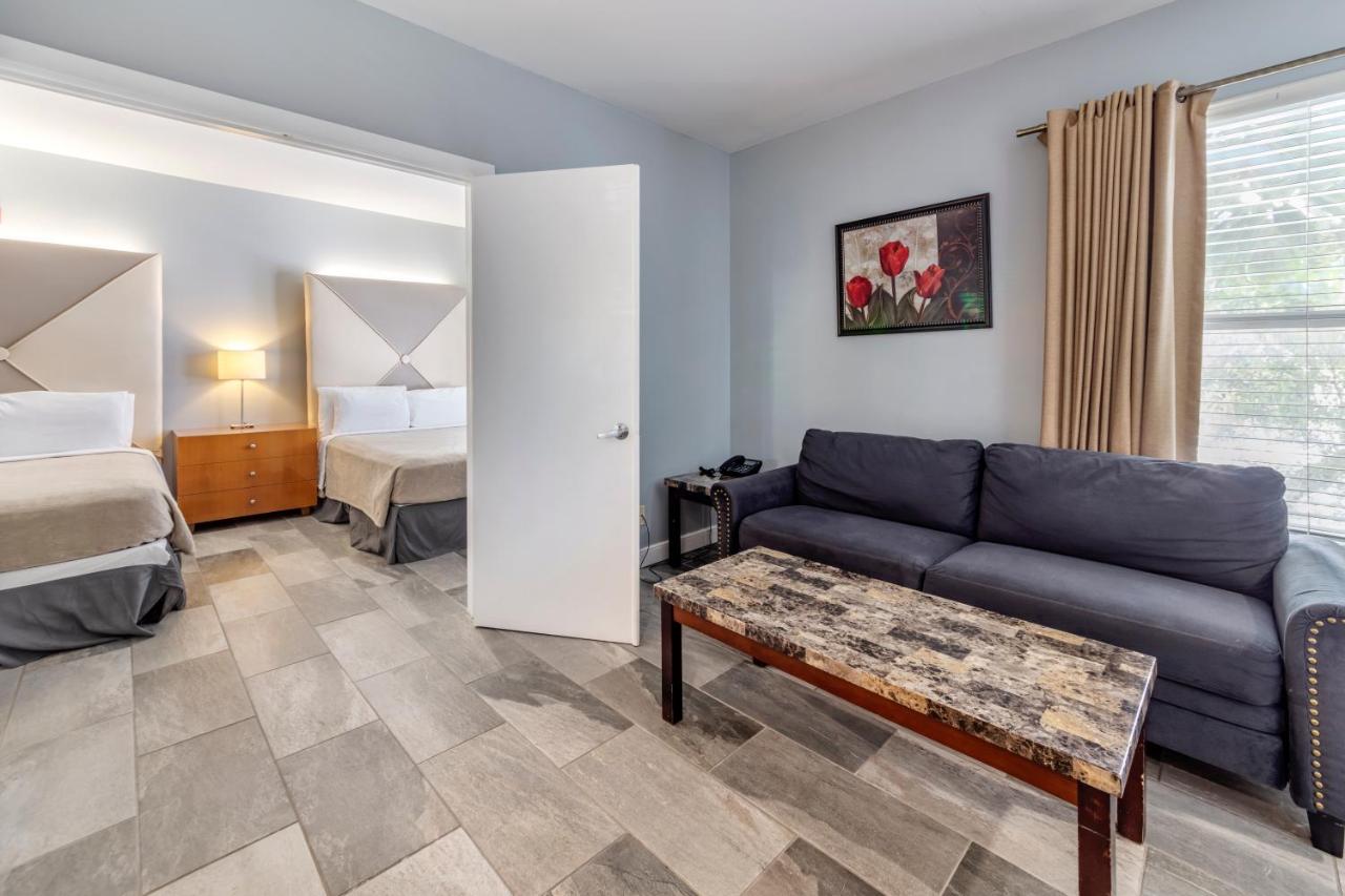 | Hotel La Flora