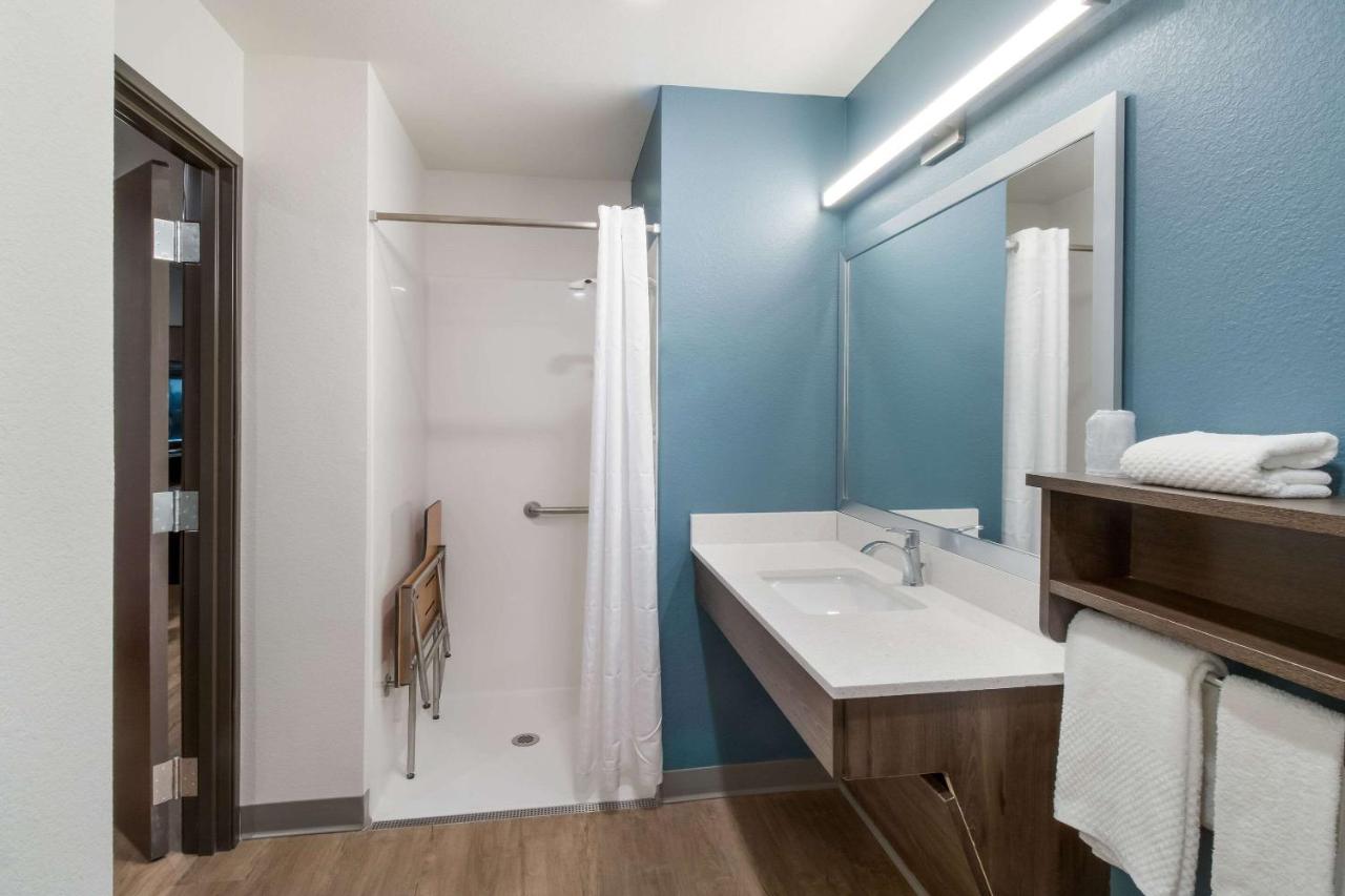 Queen Room with Roll-In Shower - Accessible/Non Smoking at Woodspring Suites Mesa Chandler