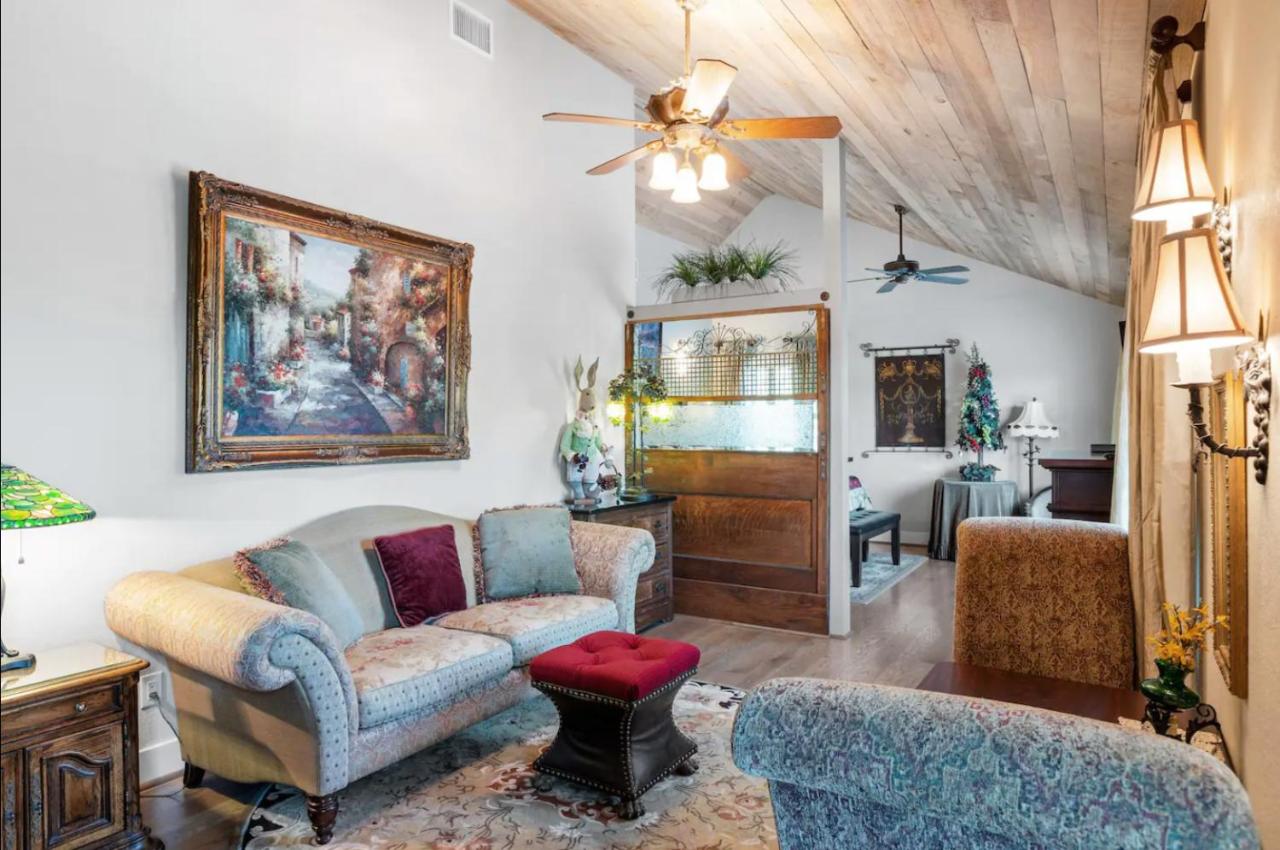 | The Creek Bank Getaway Minutes to Main St