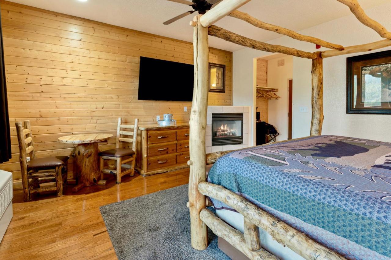 King Room with Fireplace at Gateway Inn