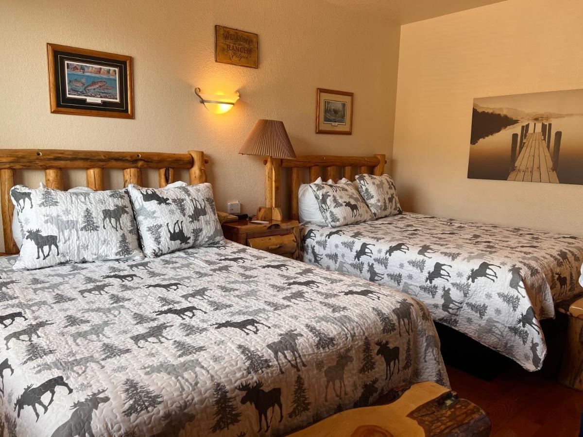 Queen Room at Gateway Inn