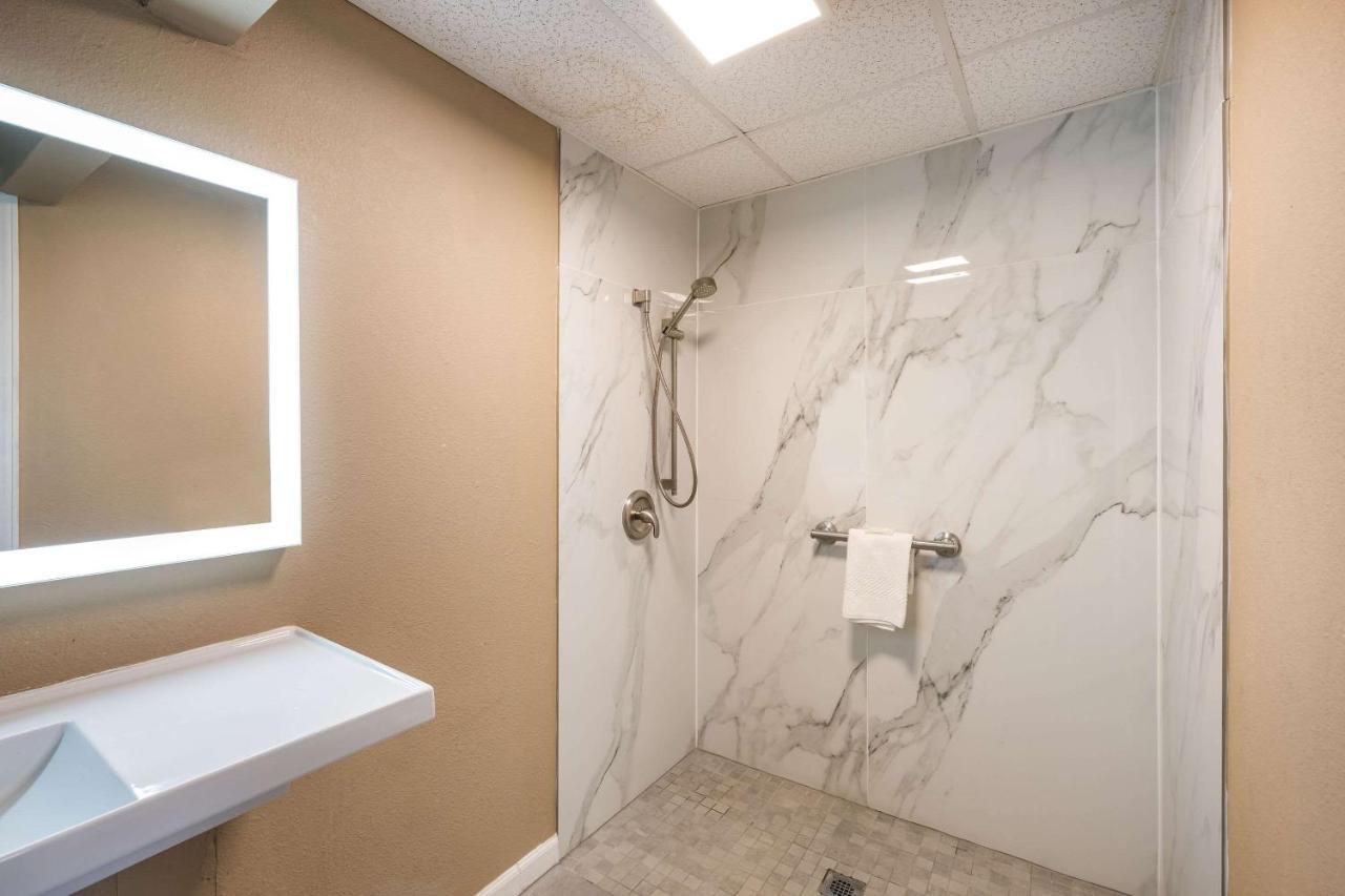 King Room - Accessible/Smoking at Quality Inn