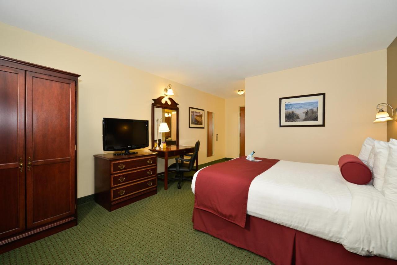 Queen Suite with Sofa Bed - Non Smoking at Hotel Chequamegon, BW Signature Collection
