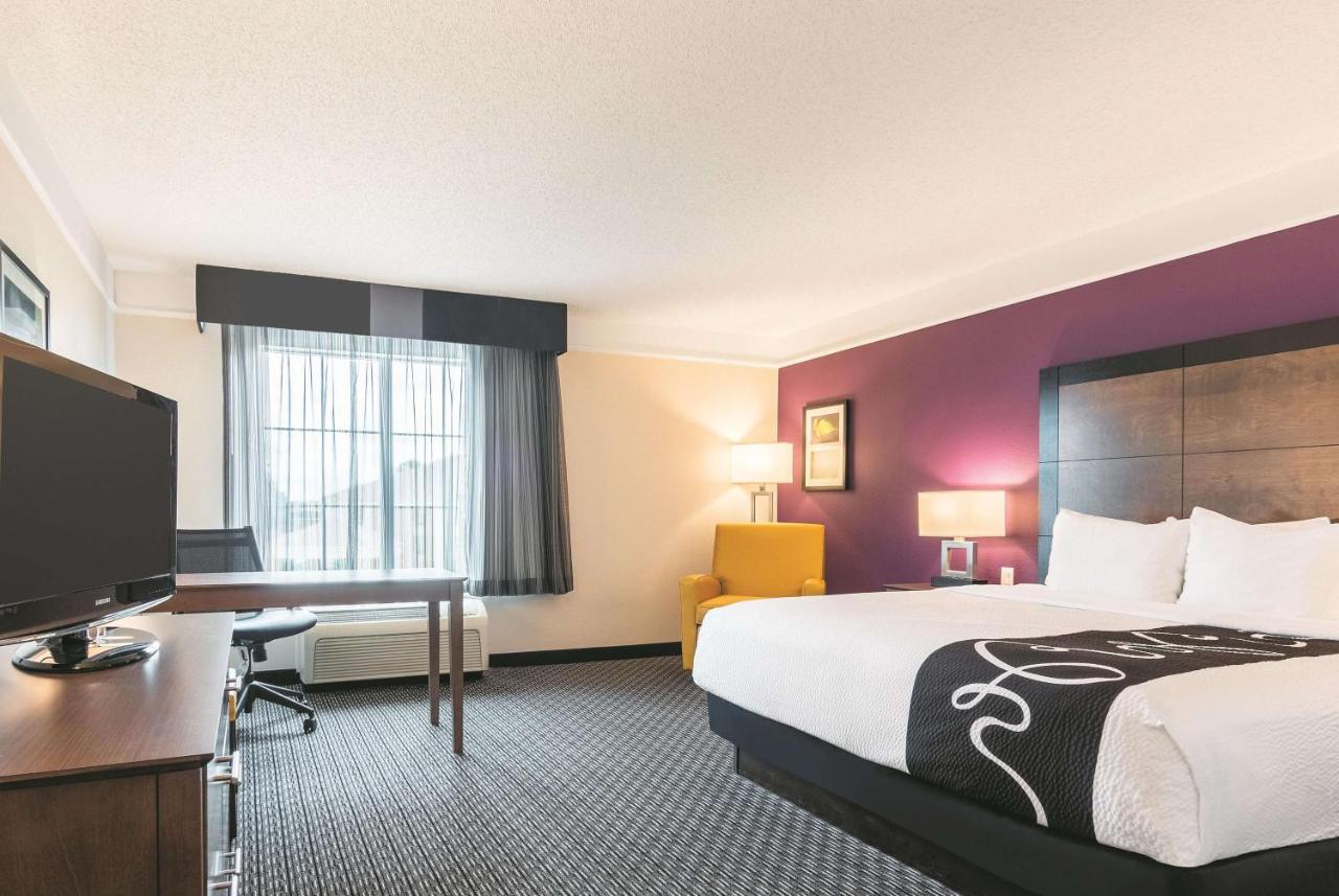 King Room at La Quinta Inn & Suites by Wyndham Shreveport Airport