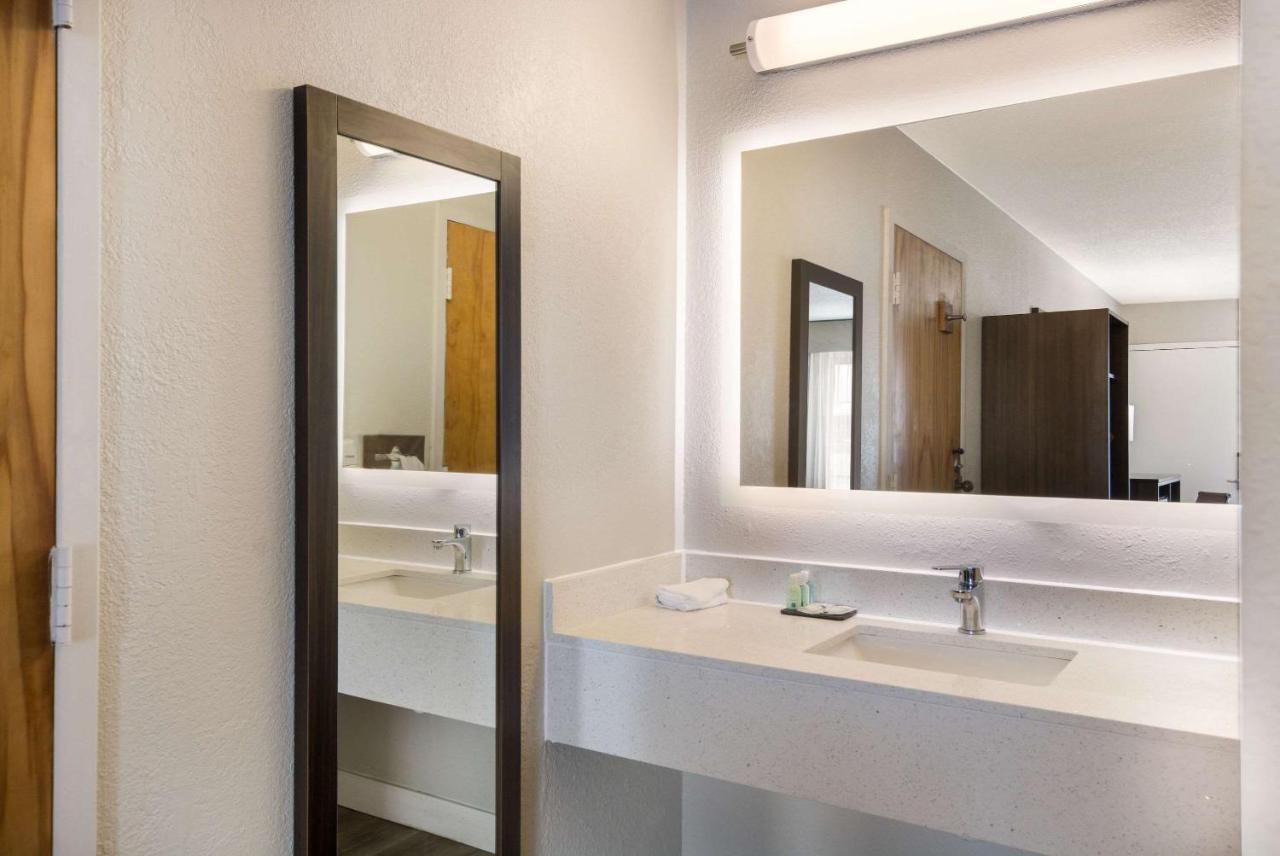 King Room - Accessible/Non Smoking at Quality Inn Emporia