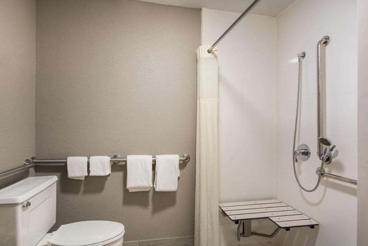 King Room - Accessible/Non Smoking at Quality Inn Emporia