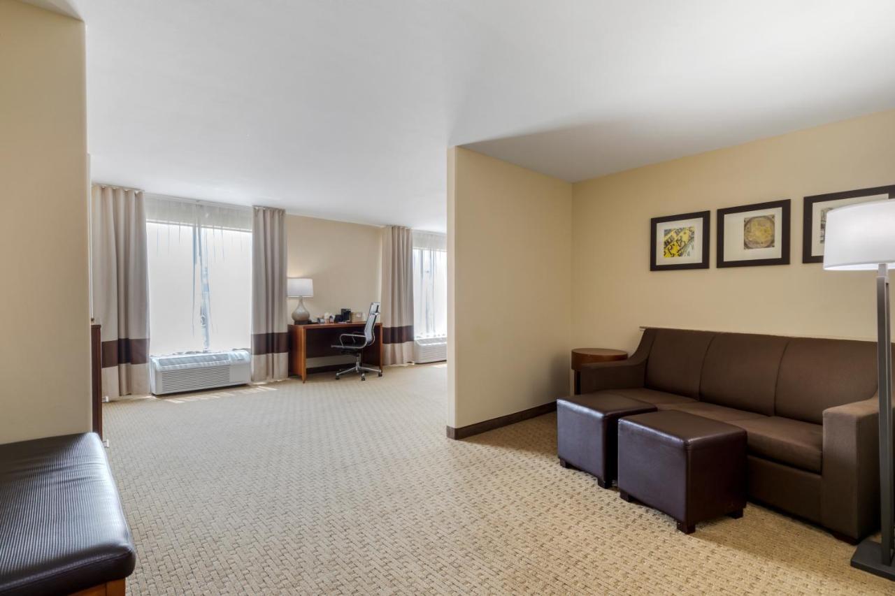 King Suite with Roll-in-Shower - Accessible/Non-Smoking at Comfort Suites Pflugerville - Austin North
