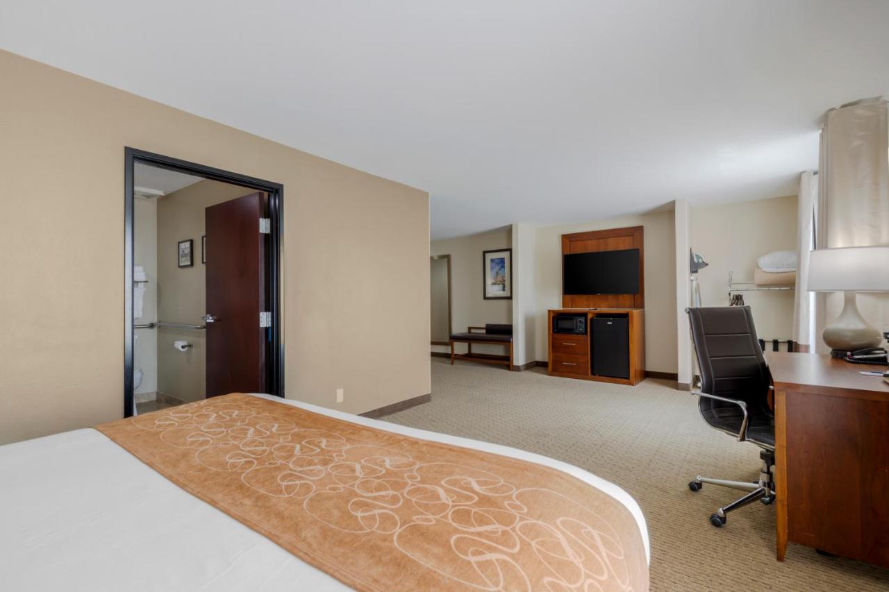 King Suite with Roll-in-Shower - Accessible/Non-Smoking at Comfort Suites Pflugerville - Austin North