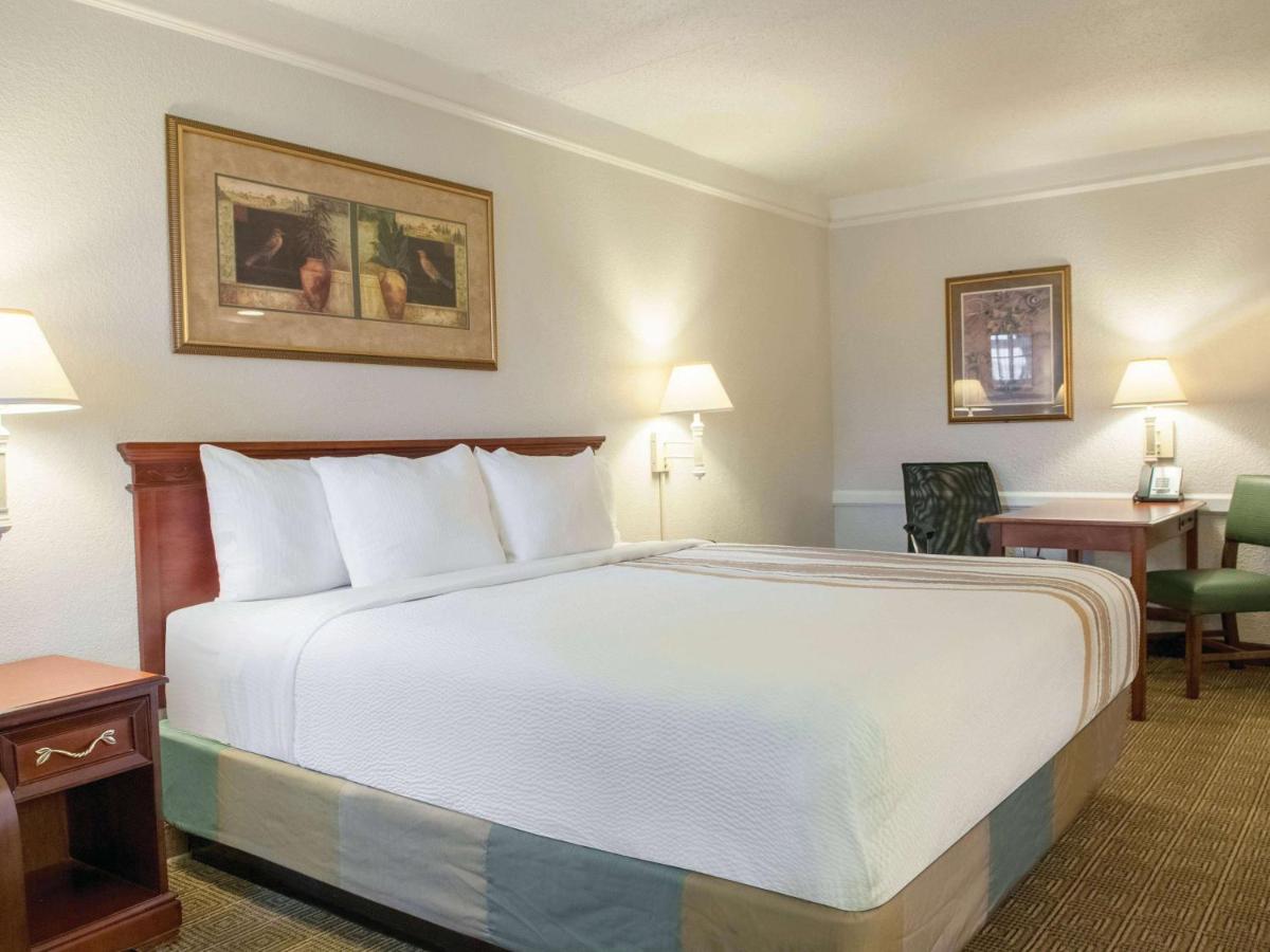 Deluxe King Room - Non-Smoking at La Quinta Inn by Wyndham New Orleans Veterans / Metairie