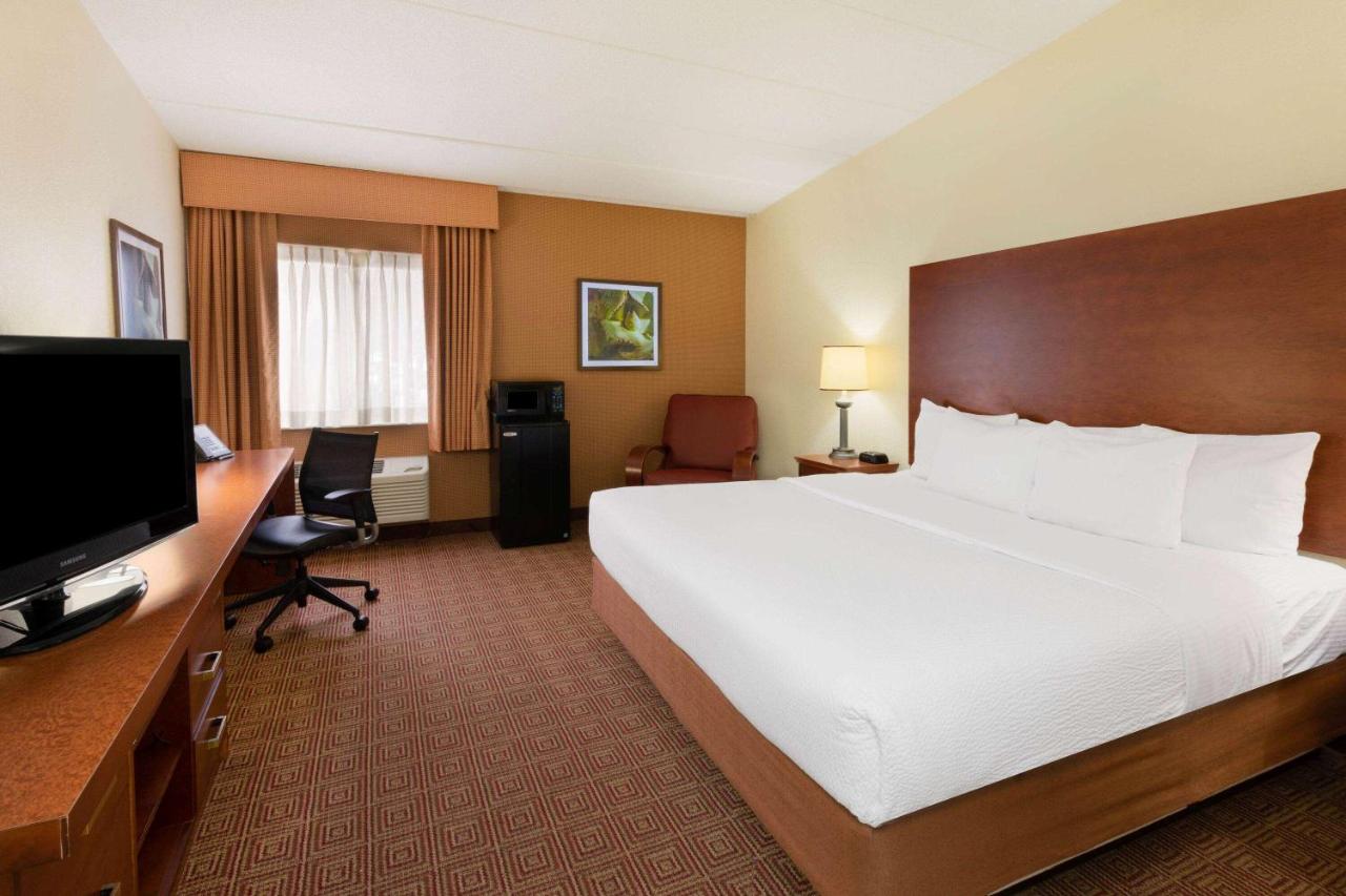 Deluxe King Room - Non-Smoking at La Quinta Inn by Wyndham Minneapolis Airport Bloomington