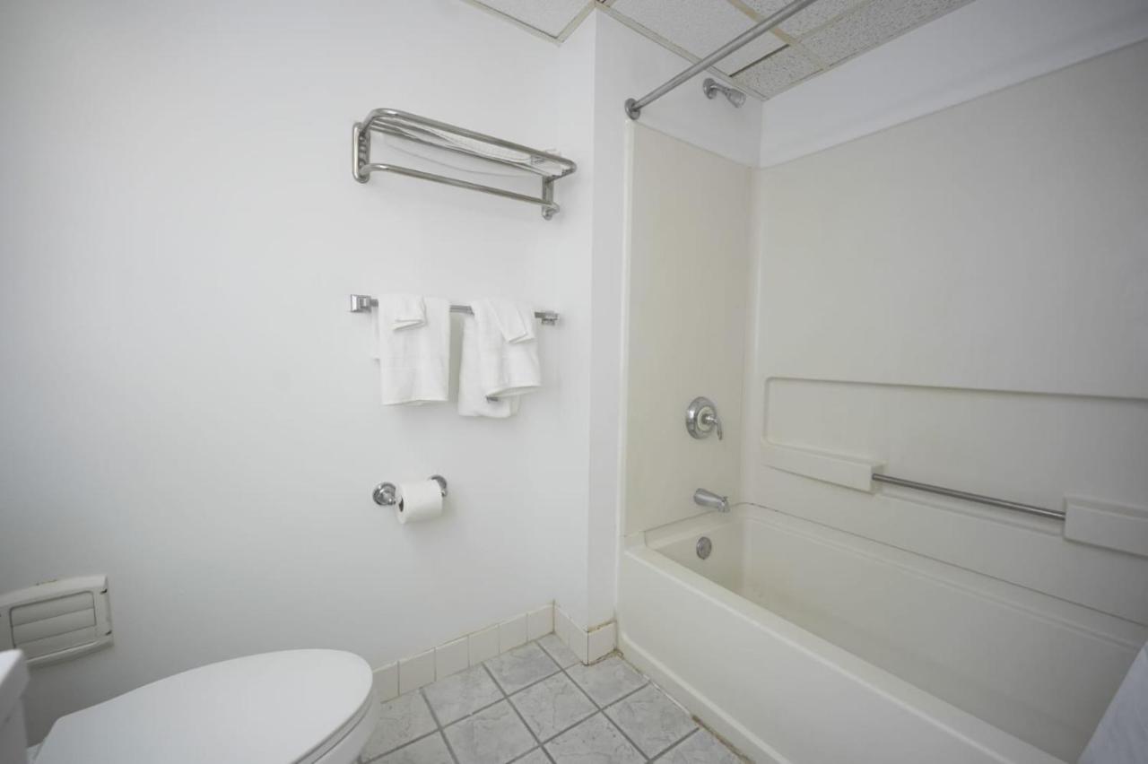 King Suite at Greenwoods Inn & Suites