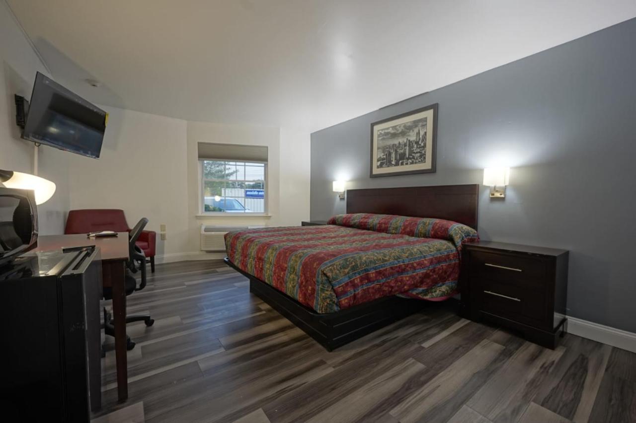 King Suite at Greenwoods Inn & Suites
