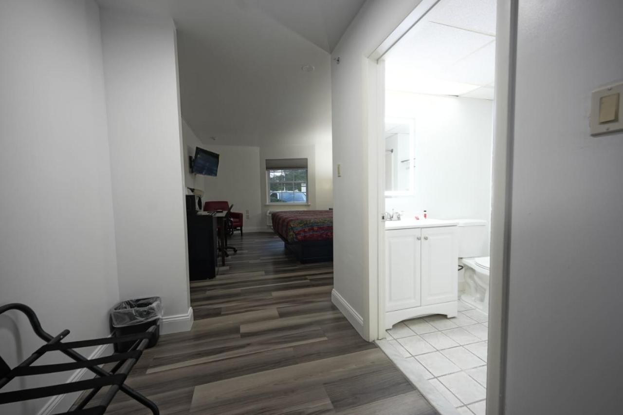 King Suite at Greenwoods Inn & Suites