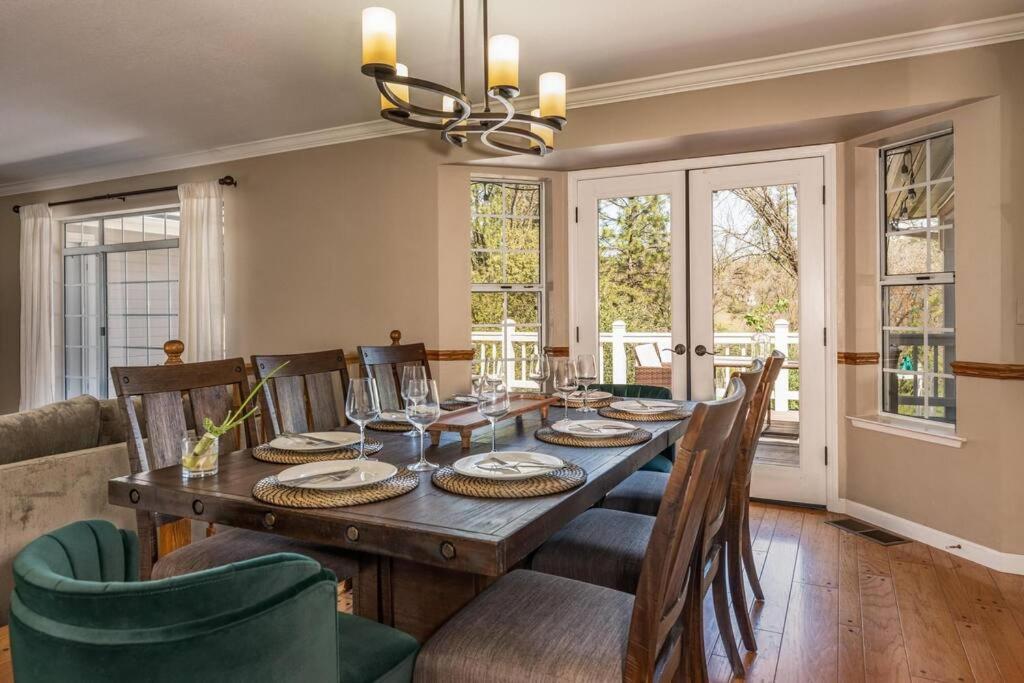 | Private Resort Home in Yosemite w/River, 4Br-5Ba