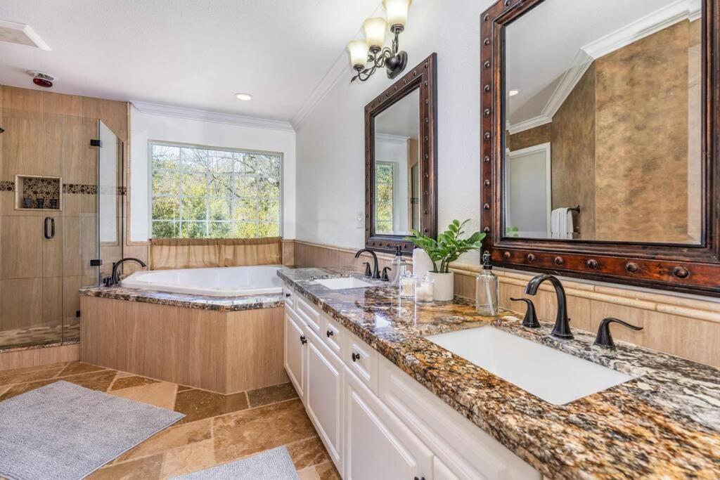 | Private Resort Home in Yosemite w/River, 4Br-5Ba