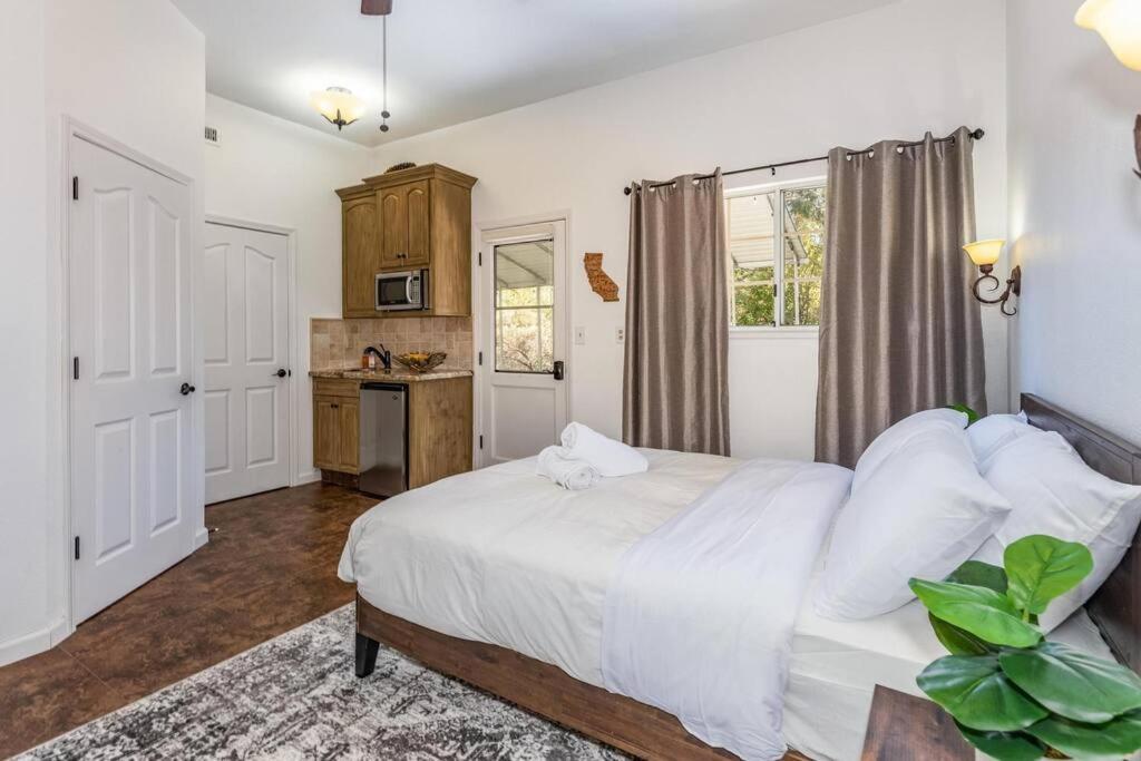 | Private Resort Home in Yosemite w/River, 4Br-5Ba