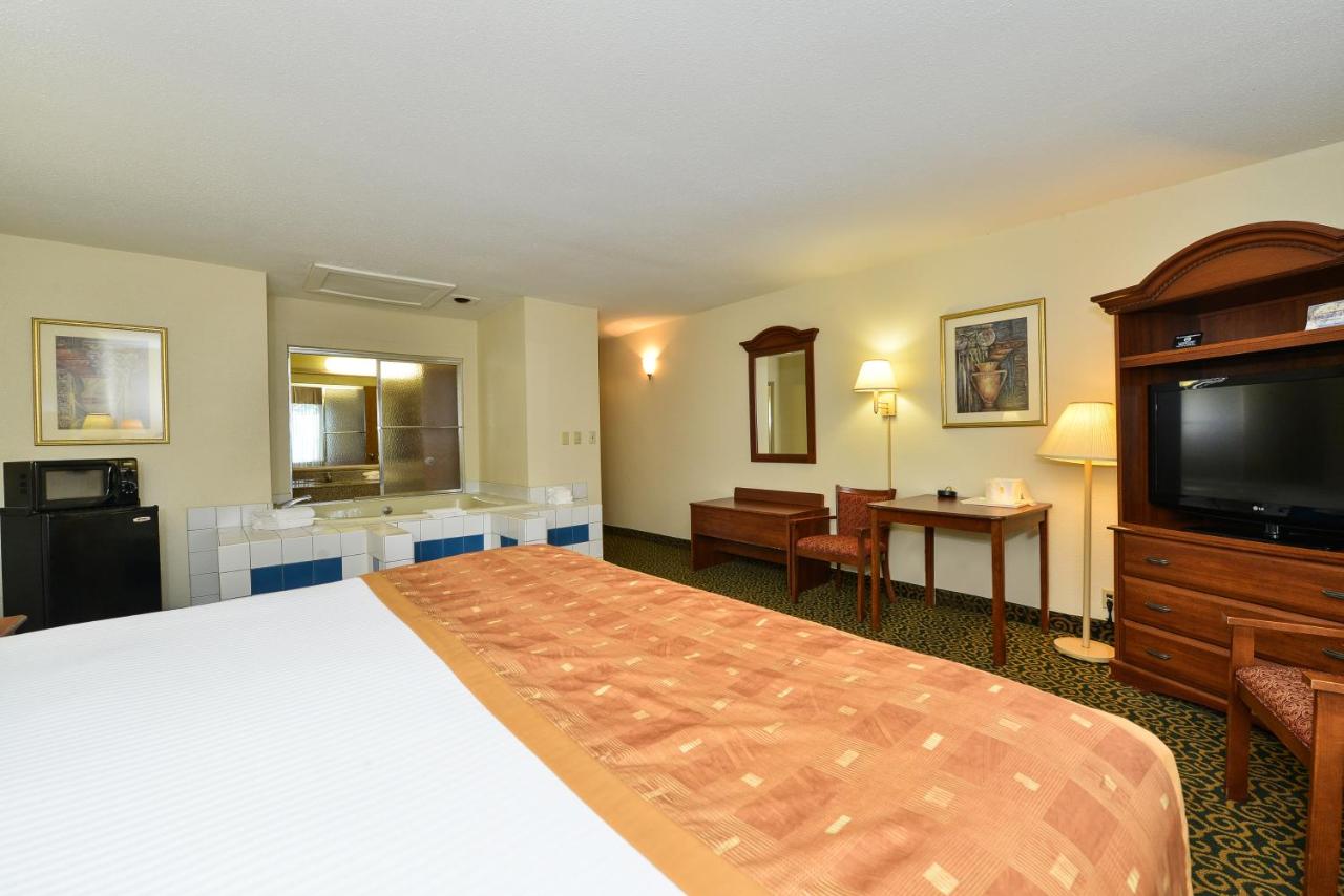 King Room with Hot Tub at Deluxe Inn Wytheville