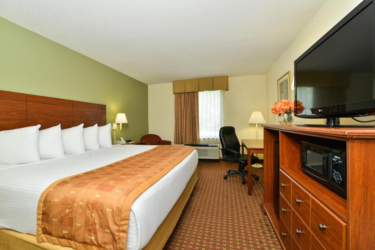 Executive King Room - Non-Smoking at Deluxe Inn Wytheville