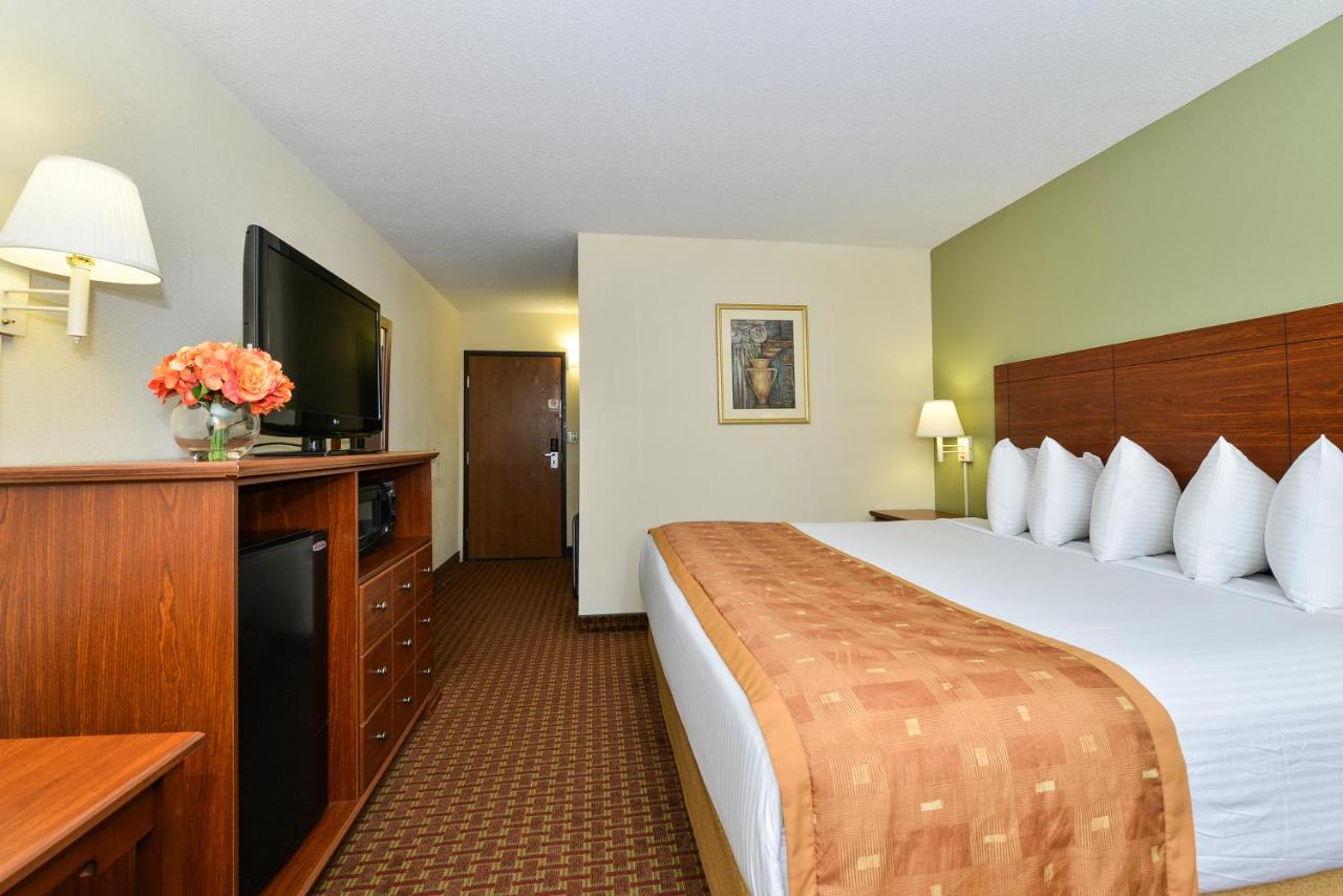 Executive King Room - Non-Smoking at Deluxe Inn Wytheville