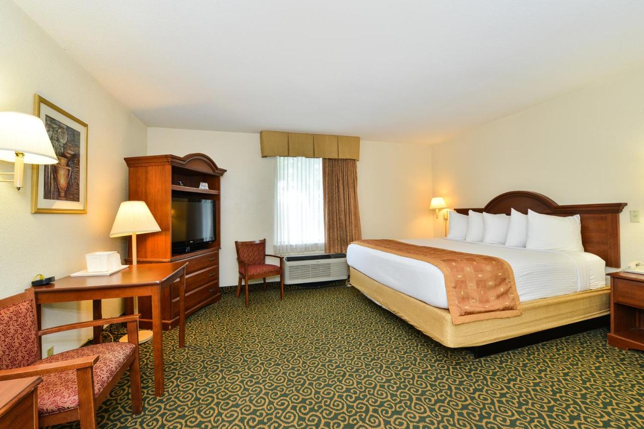 King Room with Hot Tub at Deluxe Inn Wytheville