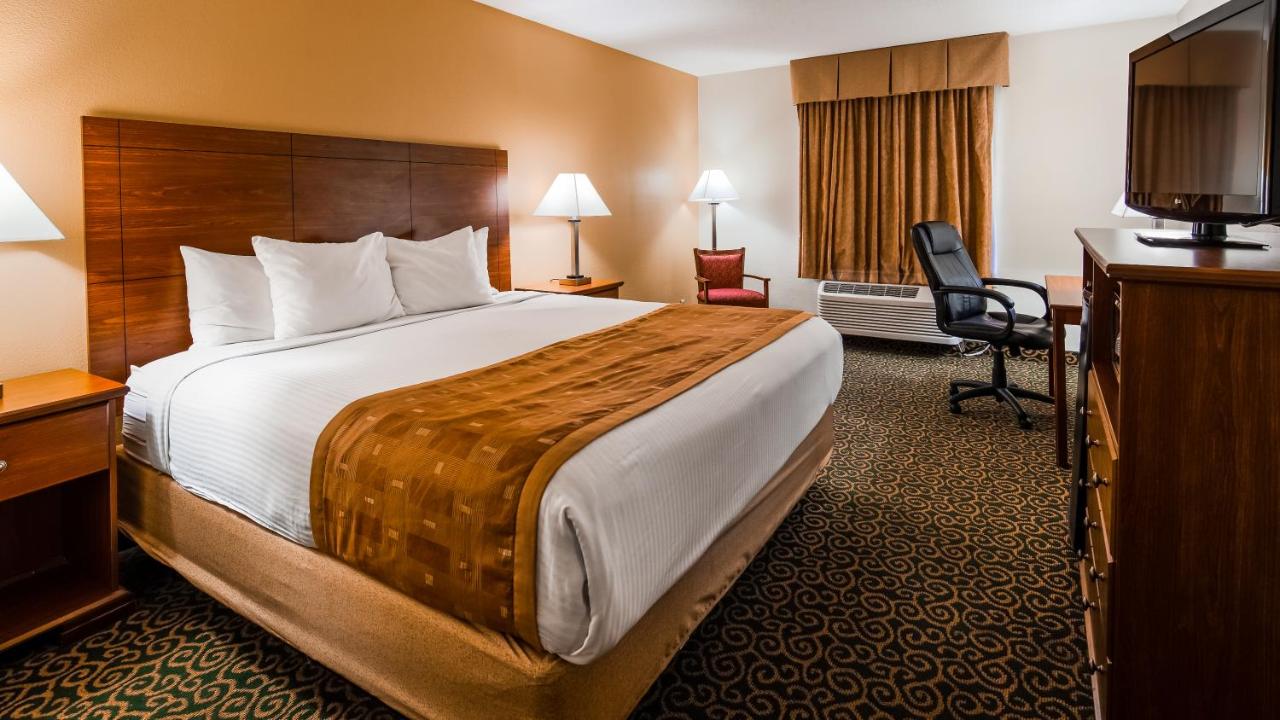 Executive King Room - Non-Smoking at Deluxe Inn Wytheville