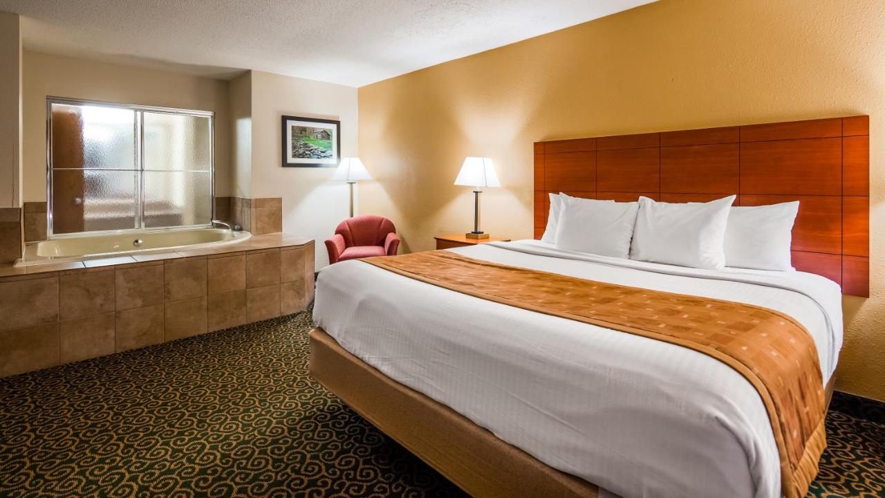 King Room with Hot Tub at Deluxe Inn Wytheville