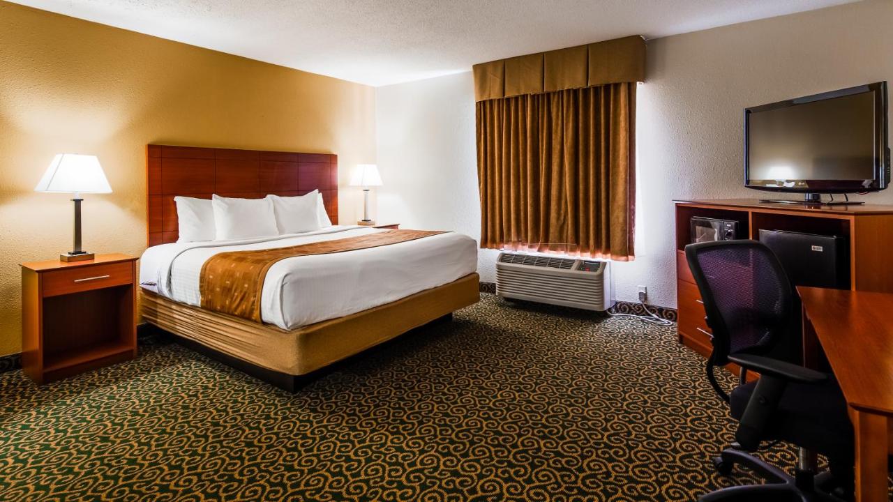 Executive King Room - Non-Smoking at Deluxe Inn Wytheville