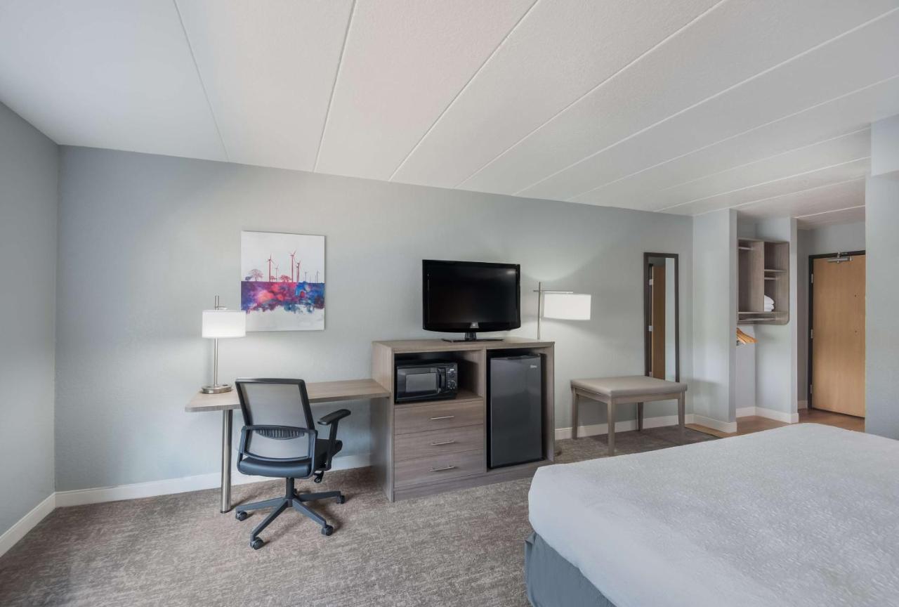King Suite with Walk-in Shower - Disability Access at Best Western Fort Wayne I-69 North