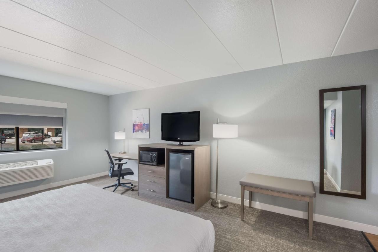 King Suite with Walk-in Shower - Disability Access at Best Western Fort Wayne I-69 North