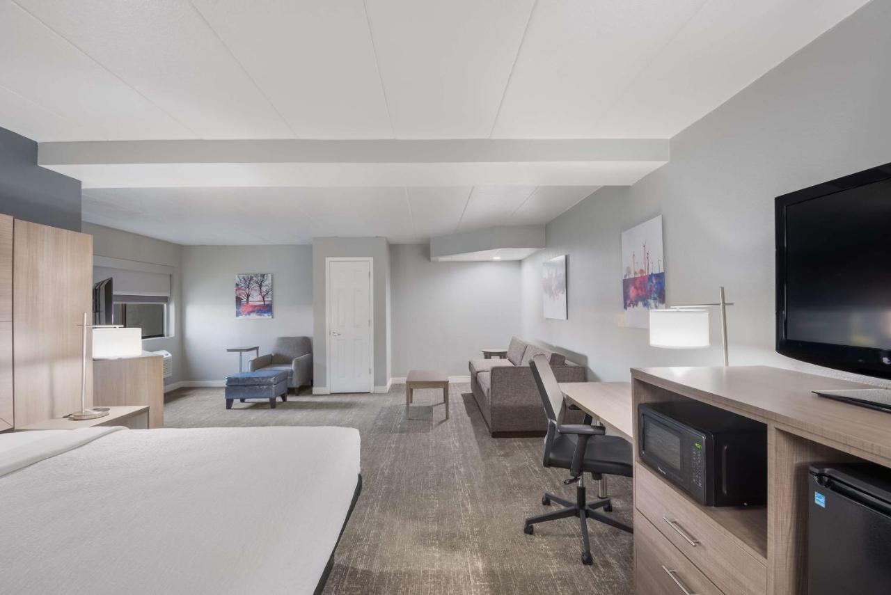 King Suite with Sofa Bed at Best Western Fort Wayne I-69 North