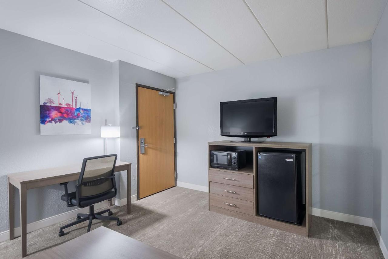 Large King Suite with Sofa Bed at Best Western Fort Wayne I-69 North