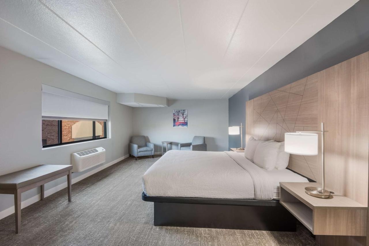 Large King Suite with Sofa Bed at Best Western Fort Wayne I-69 North