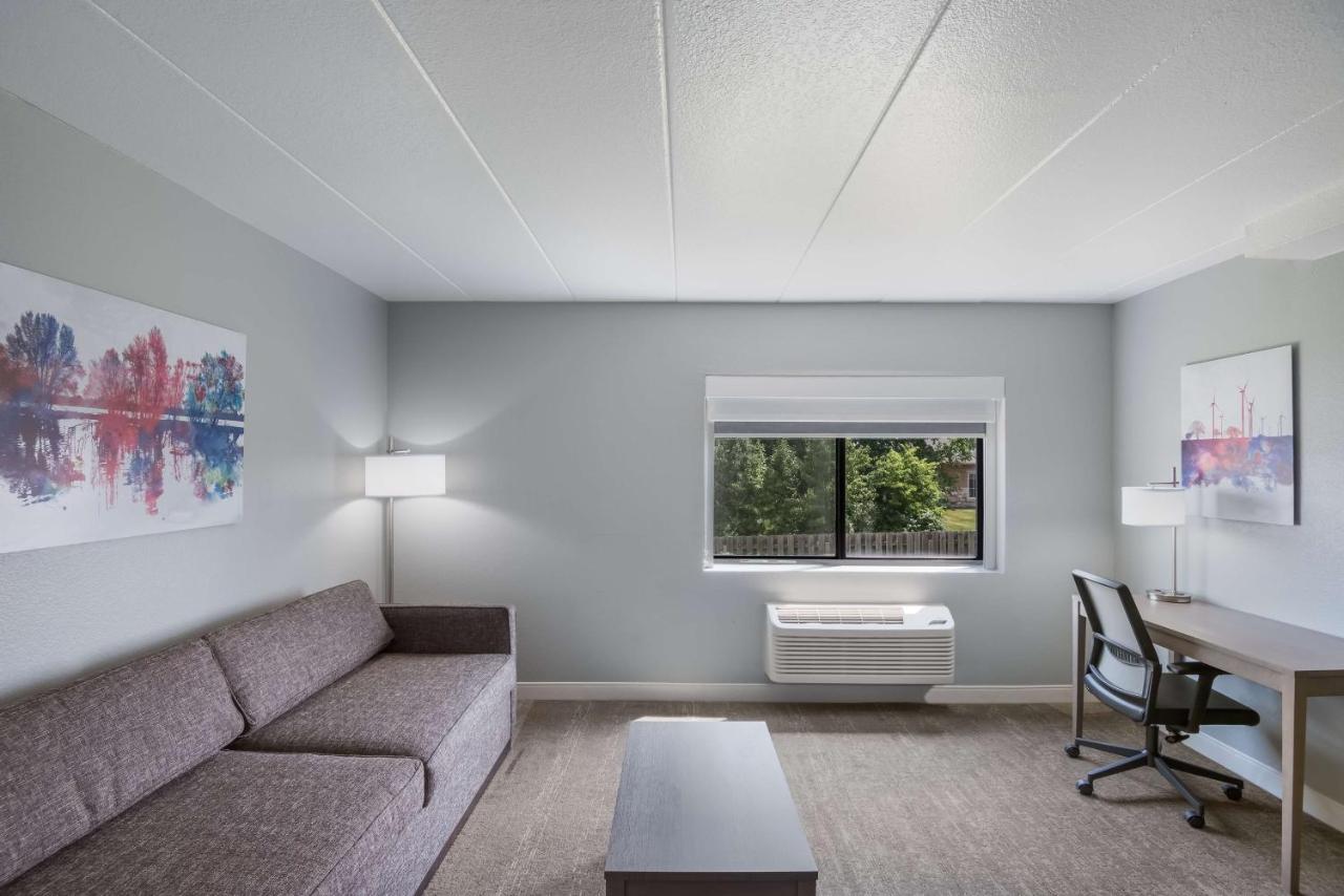 Large King Suite with Sofa Bed at Best Western Fort Wayne I-69 North