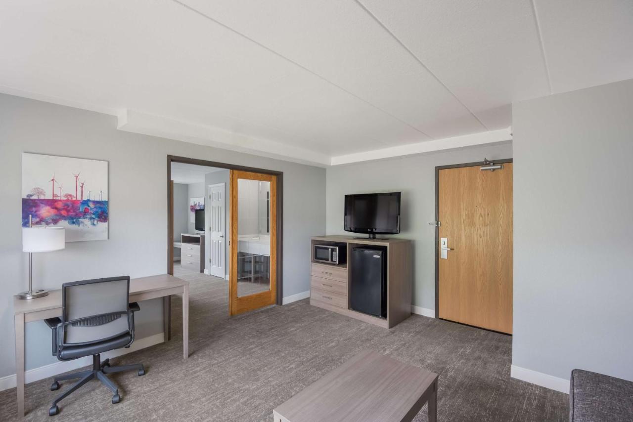 Large King Suite with Sofa Bed at Best Western Fort Wayne I-69 North