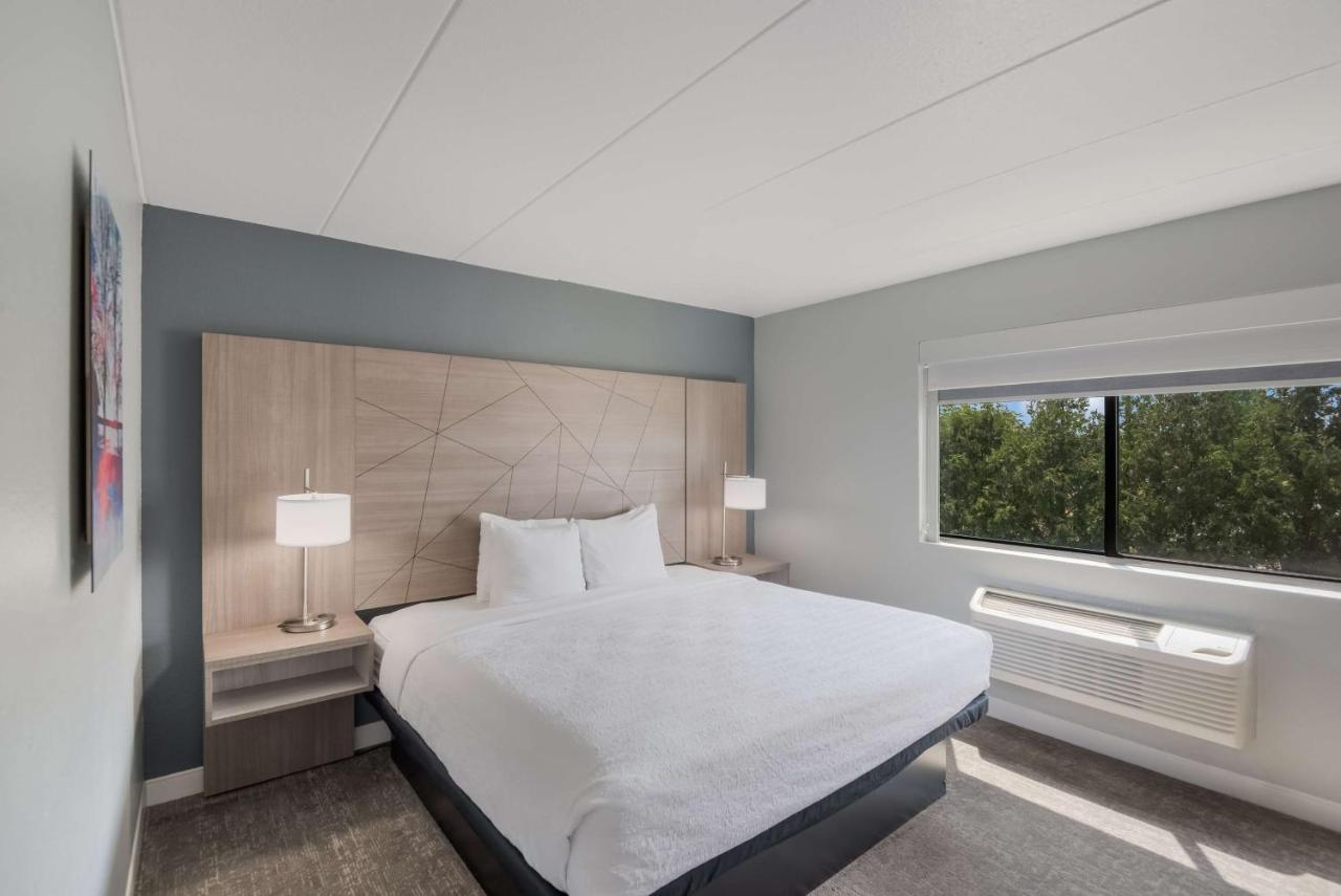 Large King Suite with Sofa Bed at Best Western Fort Wayne I-69 North