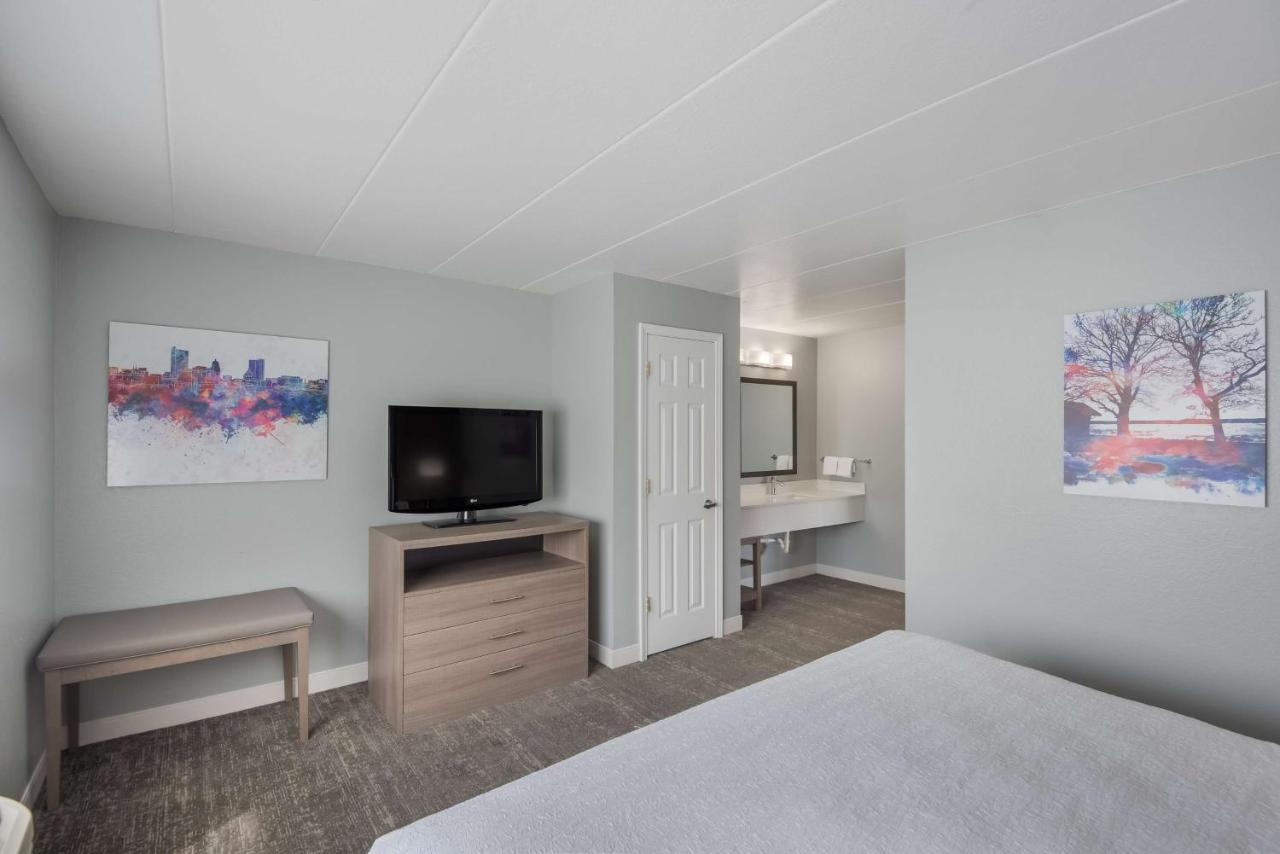Large King Suite with Sofa Bed at Best Western Fort Wayne I-69 North