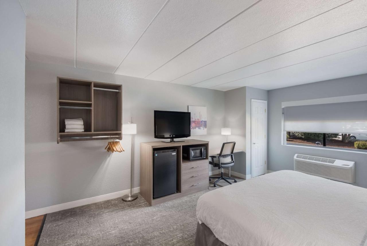 King Room with Roll-In Shower - Disability Access at Best Western Fort Wayne I-69 North
