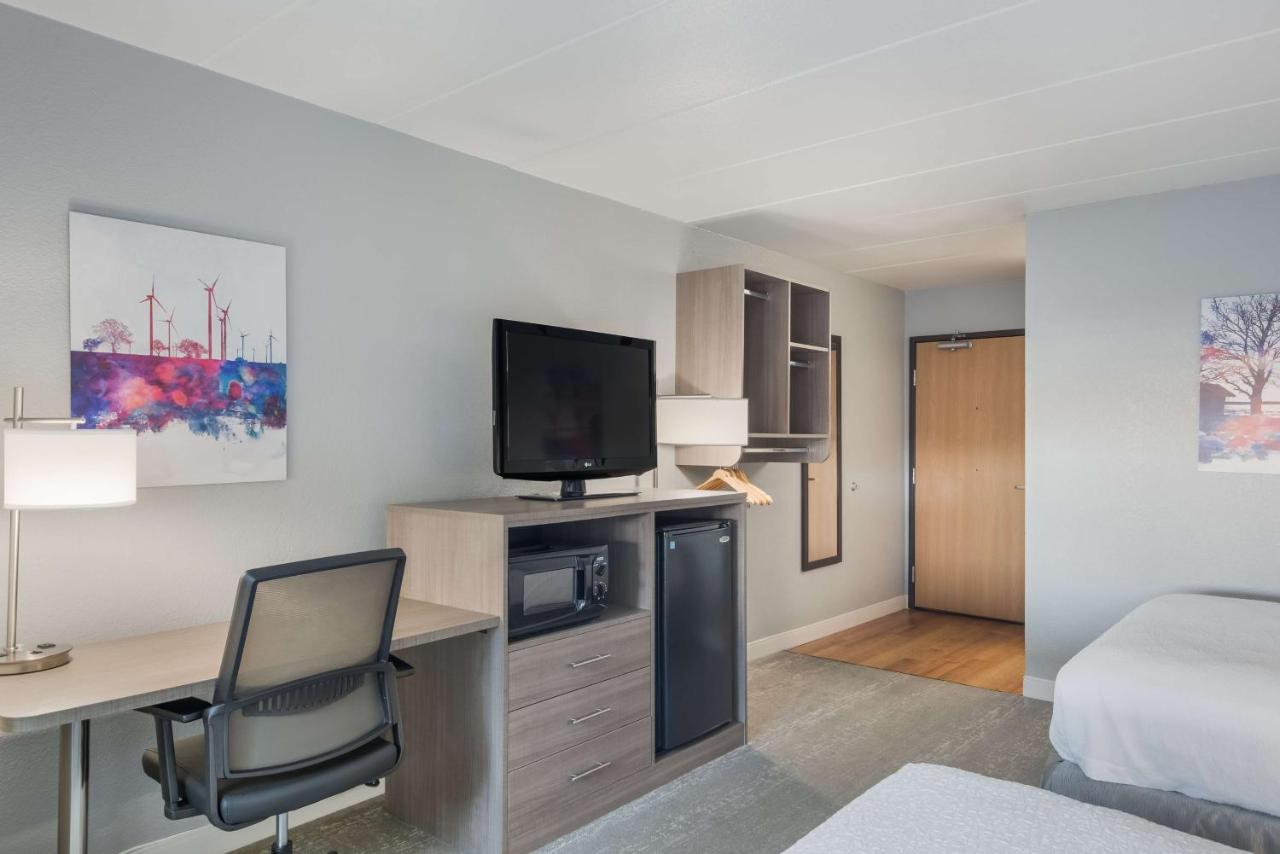 Queen Room with Two Queen Beds and Bath Tub - Disability Access at Best Western Fort Wayne I-69 North